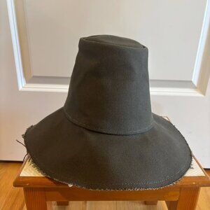 Chloé 'The Original Magic Hat'